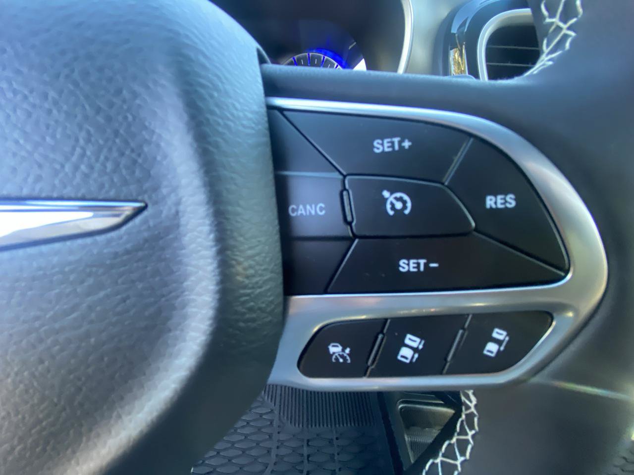 Used 2025 Chrysler Pacifica Select AWD/4WD image 17