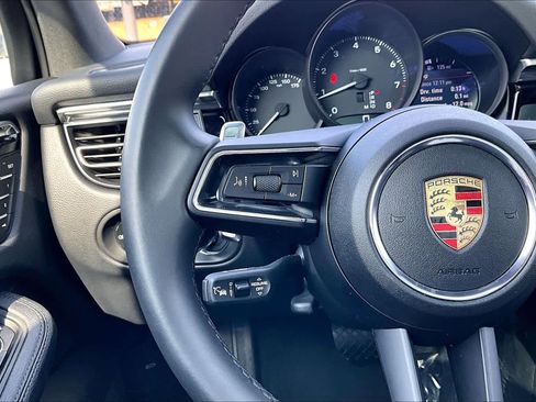 Used 2025 Porsche Macan image 25