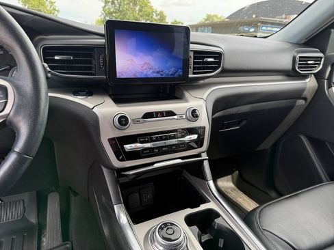 Used 2022 Ford Explorer XLT w/ Equipment Group 202A AWD/4WD image 15