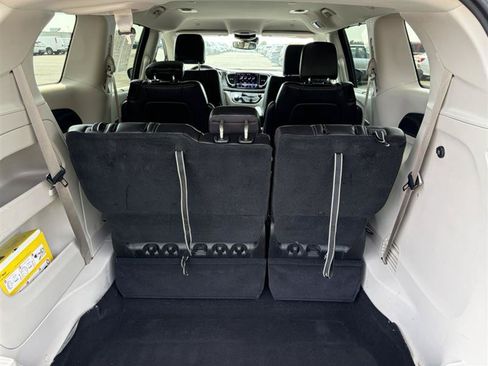 Used 2023 Chrysler Pacifica Touring-L FWD image 16