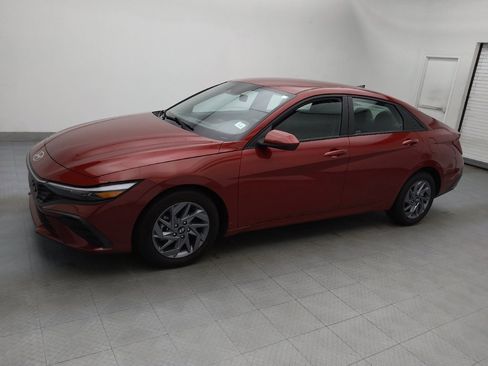 Used 2024 Hyundai Elantra SEL image 2