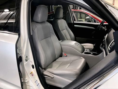 Used 2014 Toyota Highlander XLE image 9