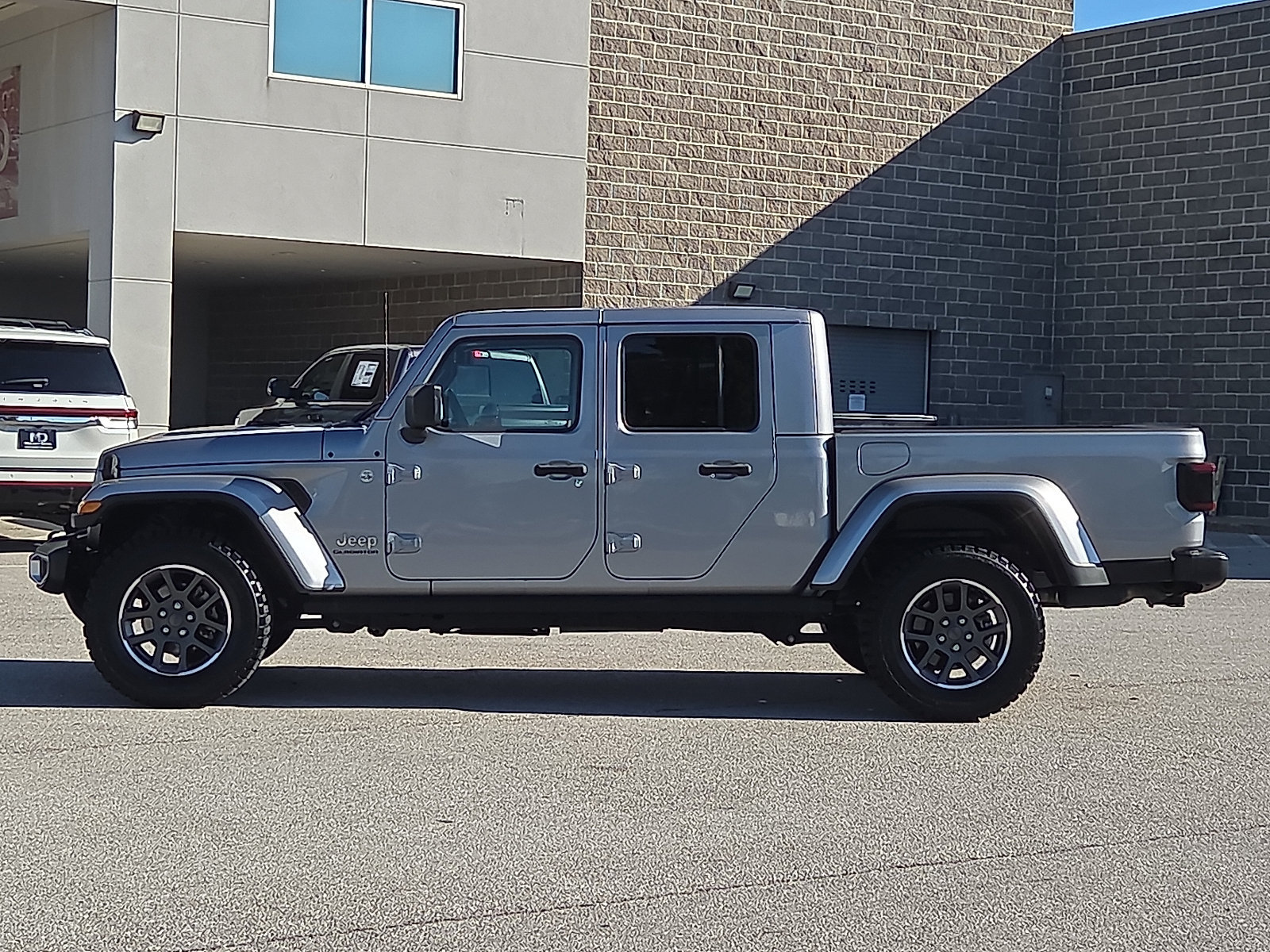 Used 2020 Jeep Gladiator Overland AWD/4WD image 3