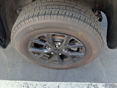 Used 2024 Jeep Grand Cherokee L Altitude AWD/4WD image 9