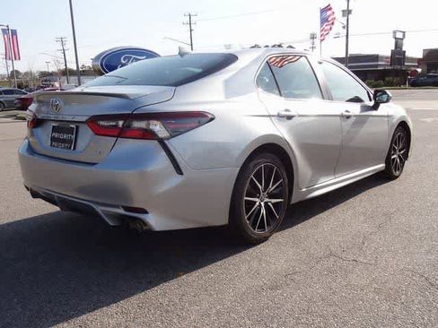 Used 2024 Toyota Camry SE image 3
