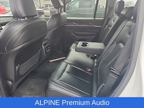 Used 2023 Jeep Grand Cherokee Limited image 13