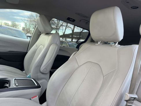 Used 2021 Chrysler Pacifica Touring-L image 10