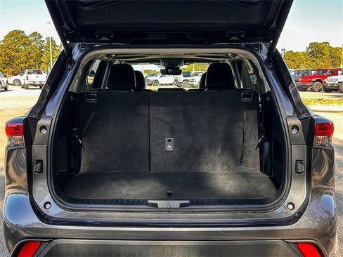 Used 2024 Toyota Highlander XLE image 33