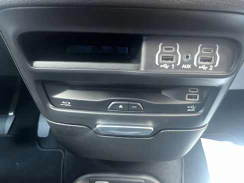 New 2025 Chrysler Pacifica Select w/ Uconnect Theater Family Group image 32