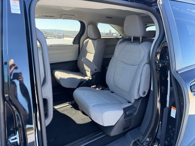 Used 2023 Toyota Sienna LE FWD image 11