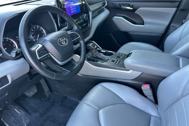 Used 2023 Toyota Highlander XLE AWD/4WD image 11