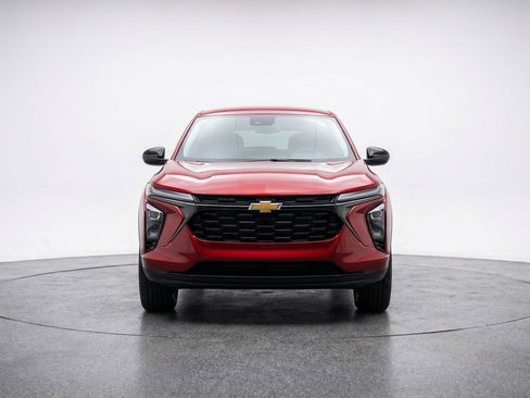 Used 2025 Chevrolet Trax LT FWD image 2