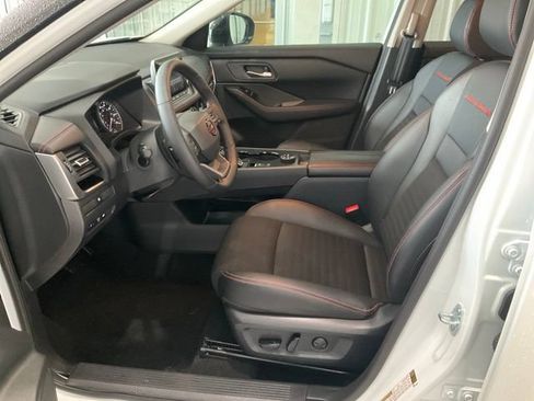 Used 2025 Nissan Rogue SV AWD/4WD image 3
