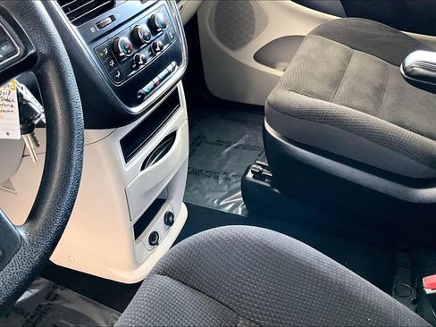 Used 2018 Dodge Grand Caravan SE FWD image 17