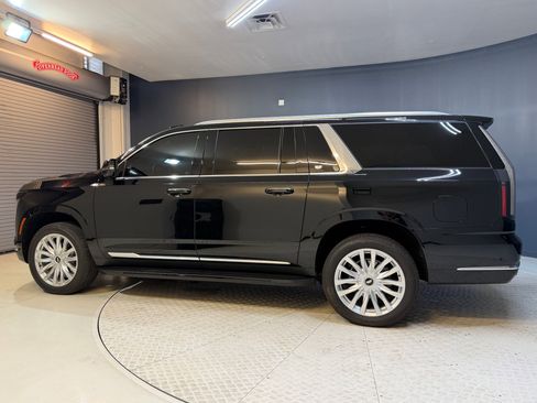 Used 2025 Cadillac Escalade ESV Luxury RWD image 2