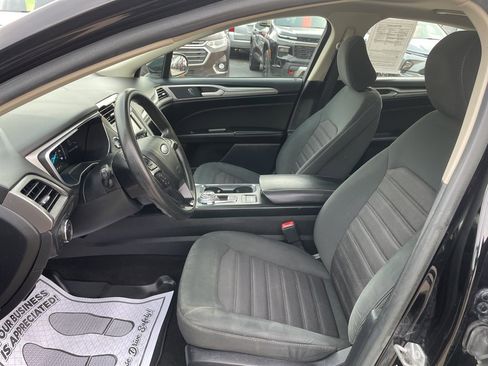 Used 2020 Ford Fusion SE image 3