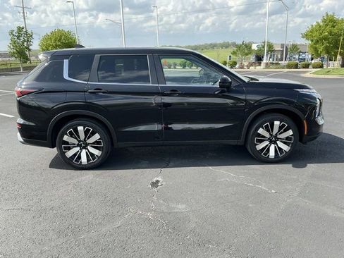Used 2025 Mitsubishi Outlander SE AWD/4WD image 2