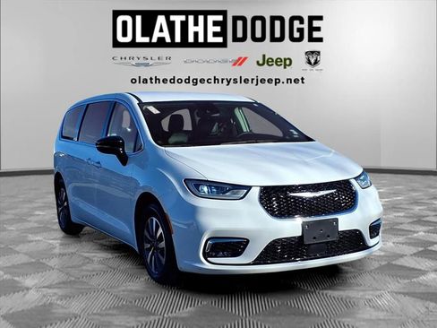 Used 2024 Chrysler Pacifica Select image 32