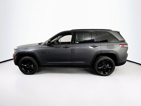 Used 2023 Jeep Grand Cherokee Altitude image 8