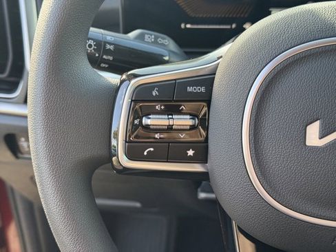 Certified 2025 Kia Sorento LX image 30
