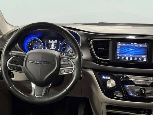 Used 2020 Chrysler Pacifica Touring-L FWD image 25