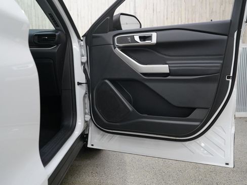 Used 2021 Ford Explorer XLT image 32