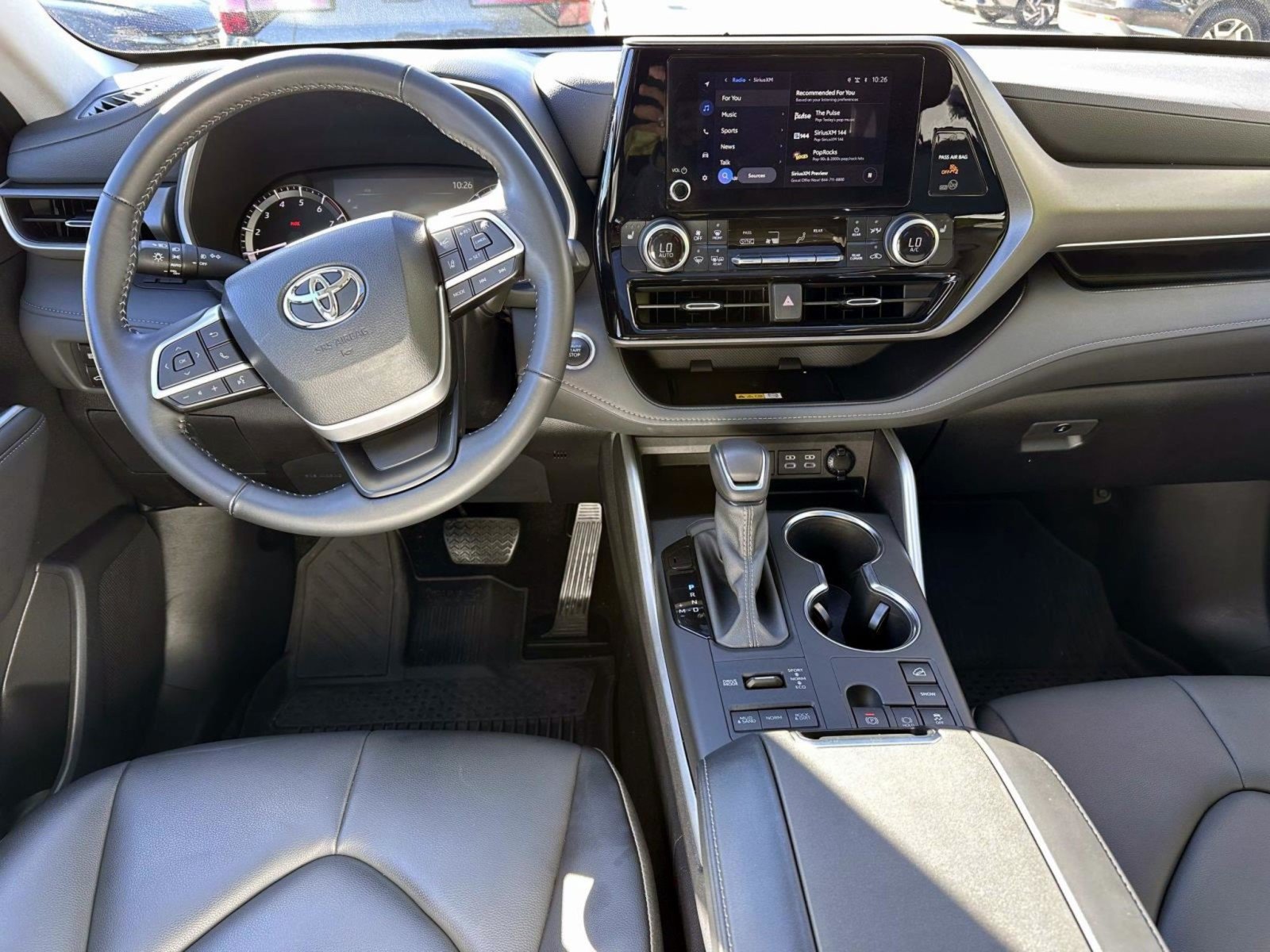 Used 2024 Toyota Highlander XLE AWD/4WD image 16