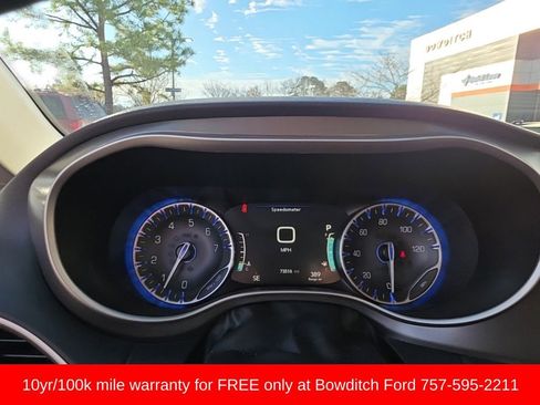 Used 2023 Chrysler Pacifica Touring-L image 17