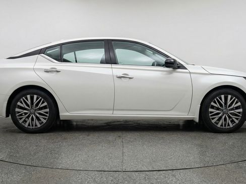 Used 2025 Nissan Altima 2.5 SV FWD image 11