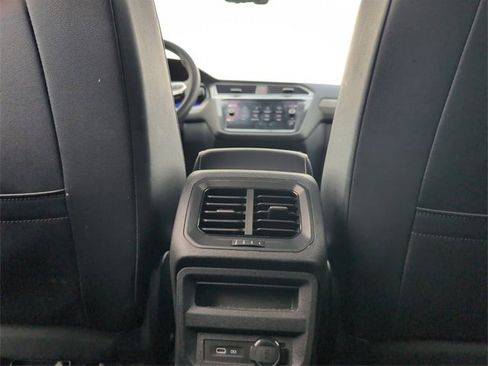Used 2022 Volkswagen Tiguan SE image 28