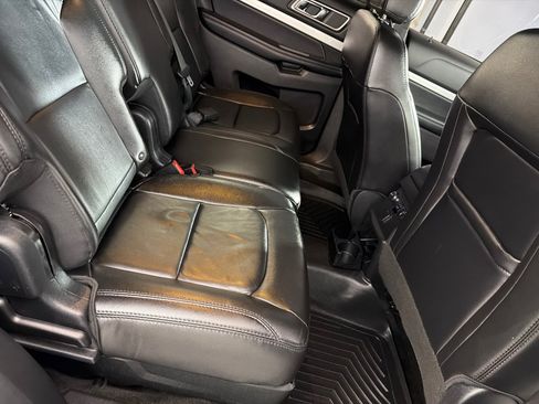 Used 2017 Ford Explorer XLT w/ Equipment Group 202A AWD/4WD image 23