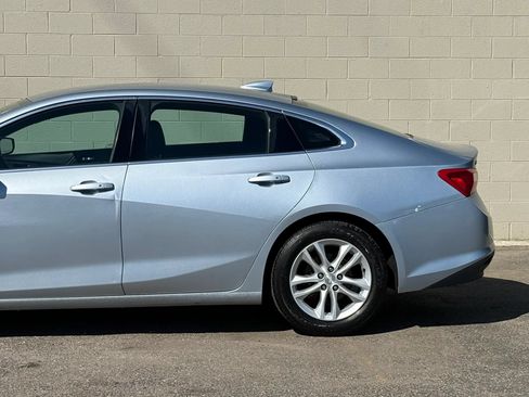 Used 2017 Chevrolet Malibu LT w/ Leather Package FWD image 5