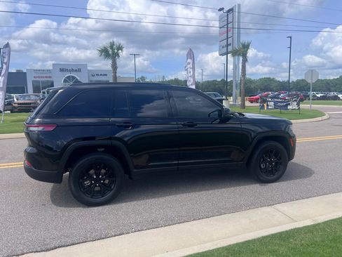 Used 2025 Jeep Grand Cherokee Altitude RWD image 2