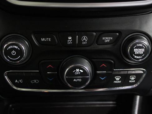 Used 2019 Jeep Cherokee Latitude Plus w/ Comfort/Convenience Group AWD/4WD image 15