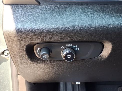 Used 2023 Chevrolet Traverse LT FWD image 21