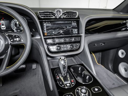 Used 2025 Bentley Bentayga image 32