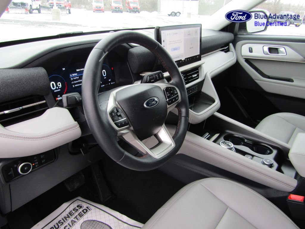 Used 2025 Ford Explorer Active AWD/4WD image 10