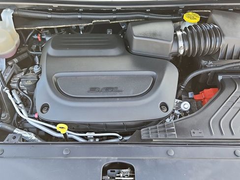 Used 2022 Chrysler Pacifica Touring-L FWD image 23