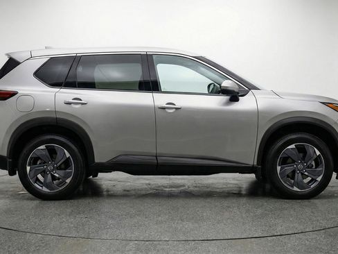 Used 2025 Nissan Rogue SV FWD image 11