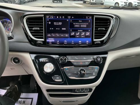 Used 2024 Chrysler Pacifica Touring-L FWD image 18