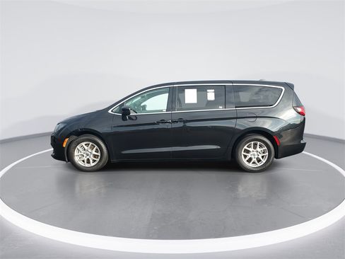 Used 2023 Chrysler Voyager LX image 5