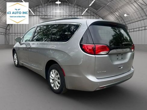 Used 2017 Chrysler Pacifica Touring-L FWD image 3