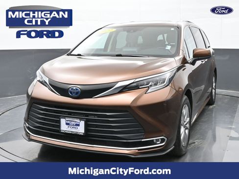 Used 2022 Toyota Sienna XLE image 1