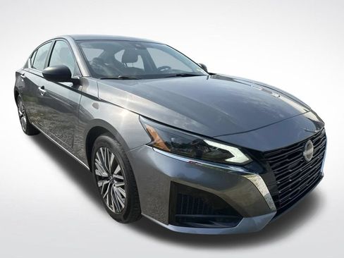 Used 2025 Nissan Altima 2.5 SV FWD image 11