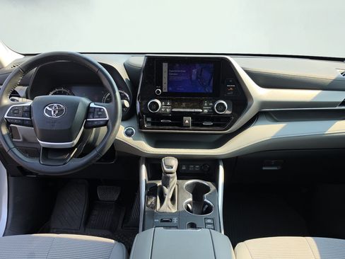 Used 2023 Toyota Highlander LE AWD/4WD image 13