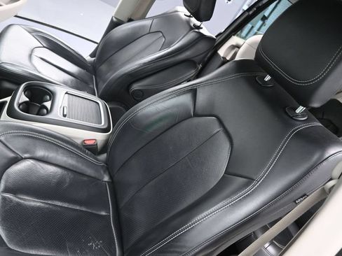 Used 2022 Chrysler Pacifica Touring-L FWD image 9