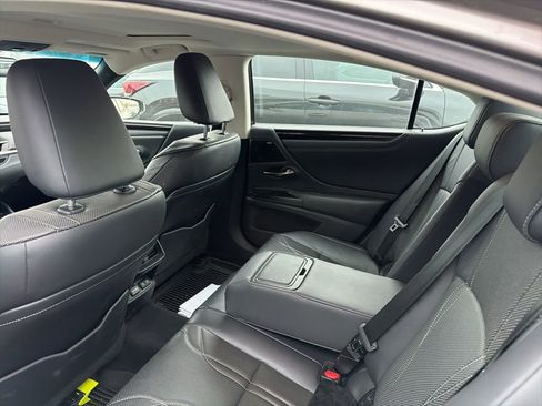 Used 2020 Lexus ES 300h w/ Luxury Package image 18