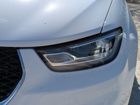 New 2026 Chrysler Pacifica Limited FWD image 9