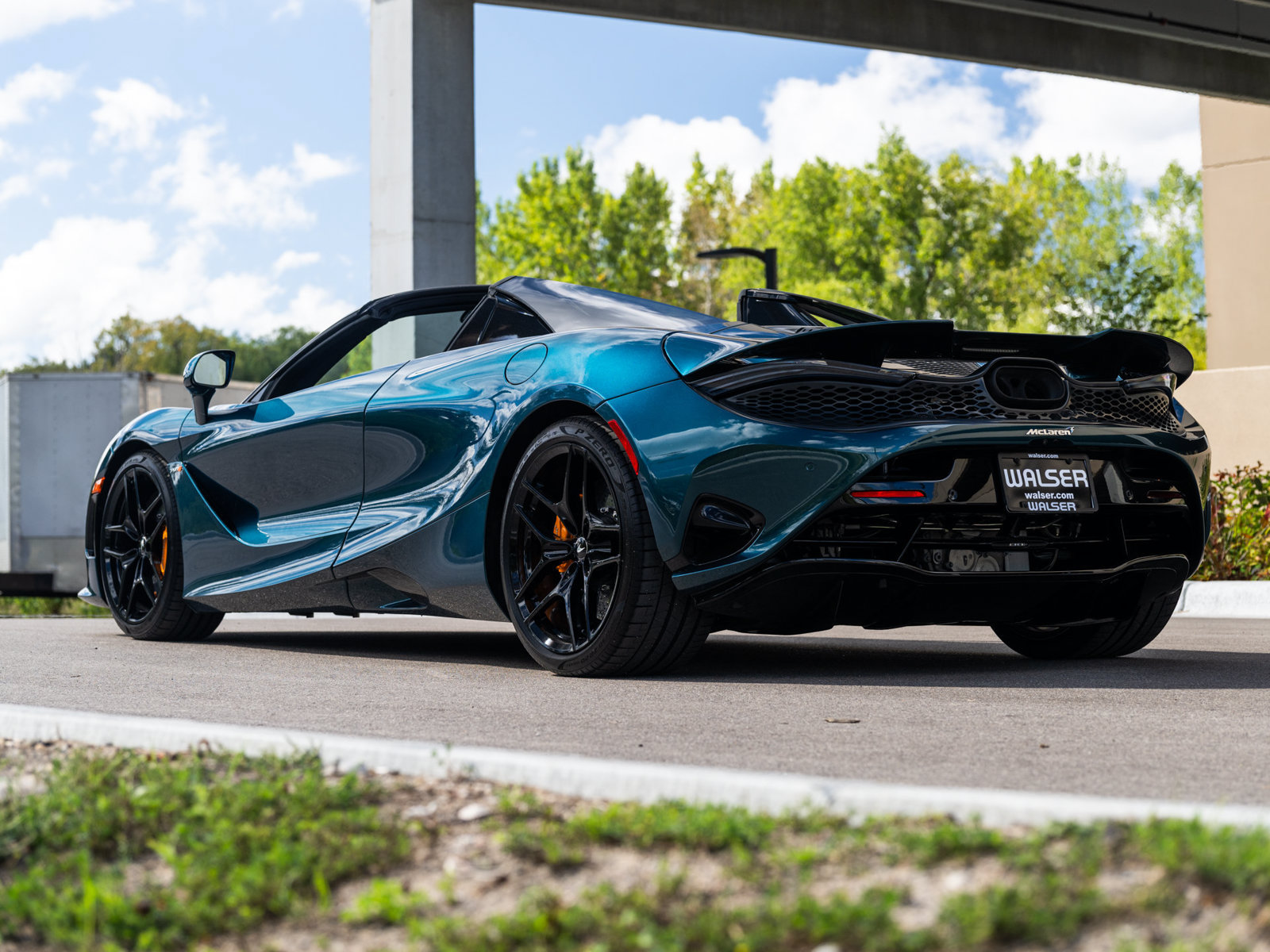 Used 2024 McLaren 750S Spider RWD image 4