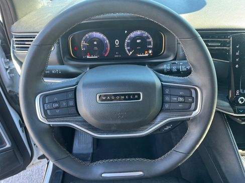 Used 2024 Jeep Wagoneer L Series II image 9